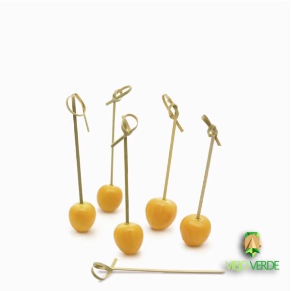 pinchos de bambú con nudo